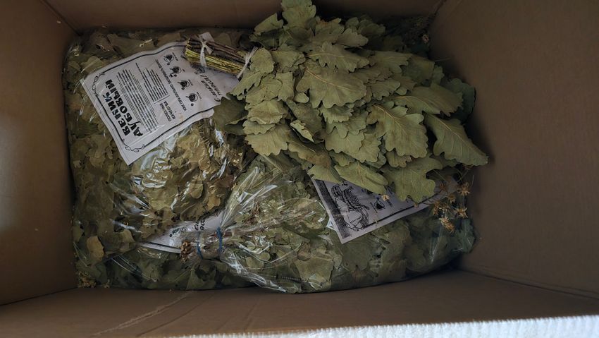 Всегда в наличии веники и запарки для баньки.