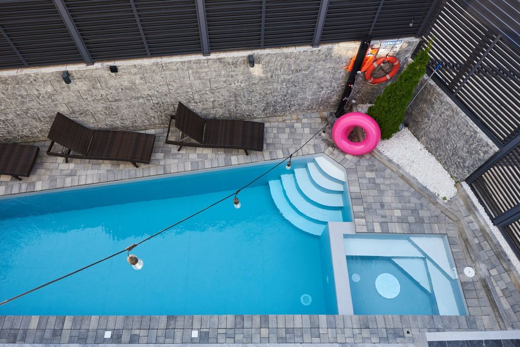 Апартаменты Дизайнерская евродвушка с балконом и бассейном