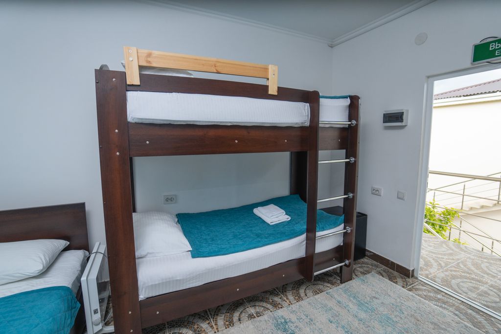 Четырёхместный номер С двухъярусной кроватью