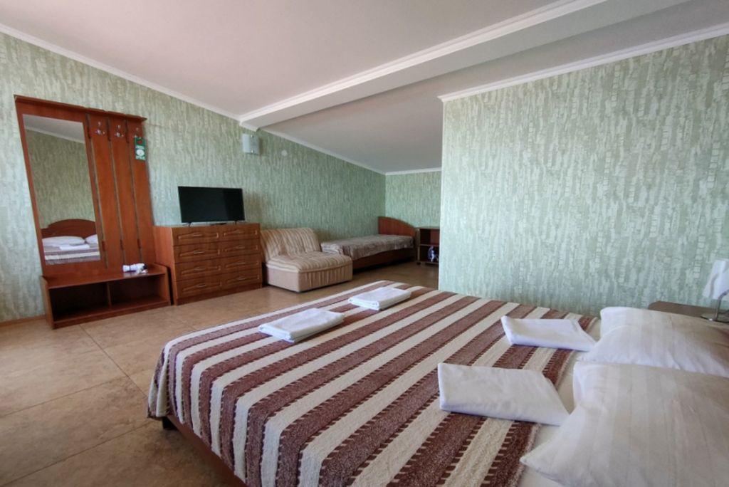 Трёхместный номер комфорт с балконом