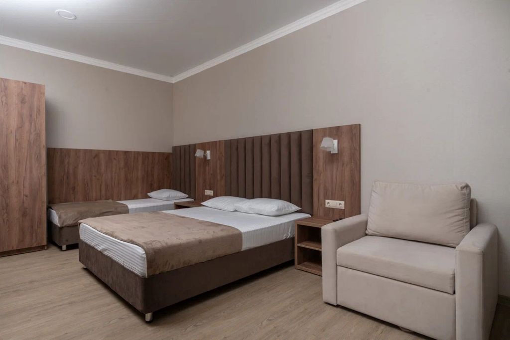 Трёхместный номер комфорт с балконом и дополнительным местом