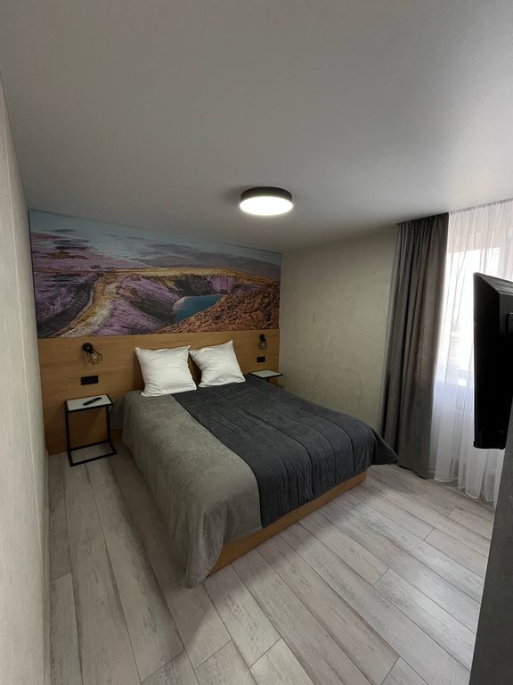 Четырёхместный номер с двуспальной кроватью и диваном