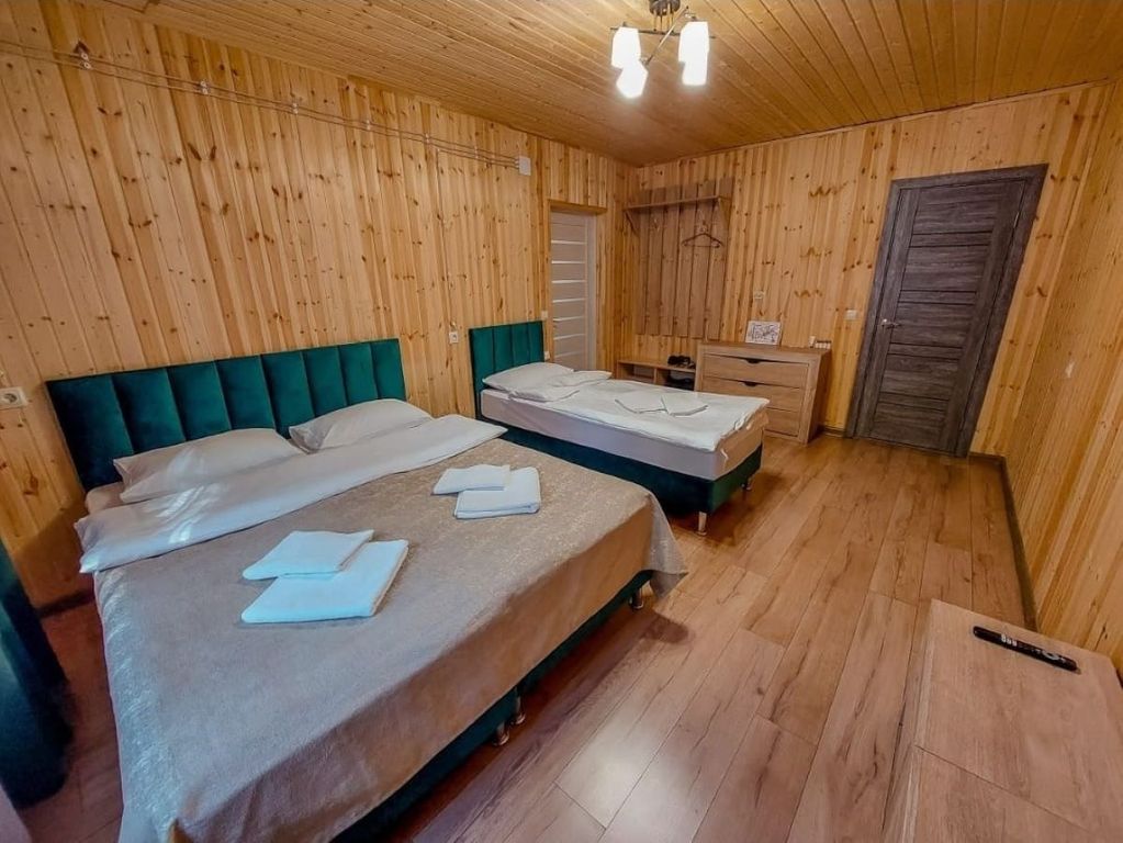 Трёхместный номер в деревянном коттедже