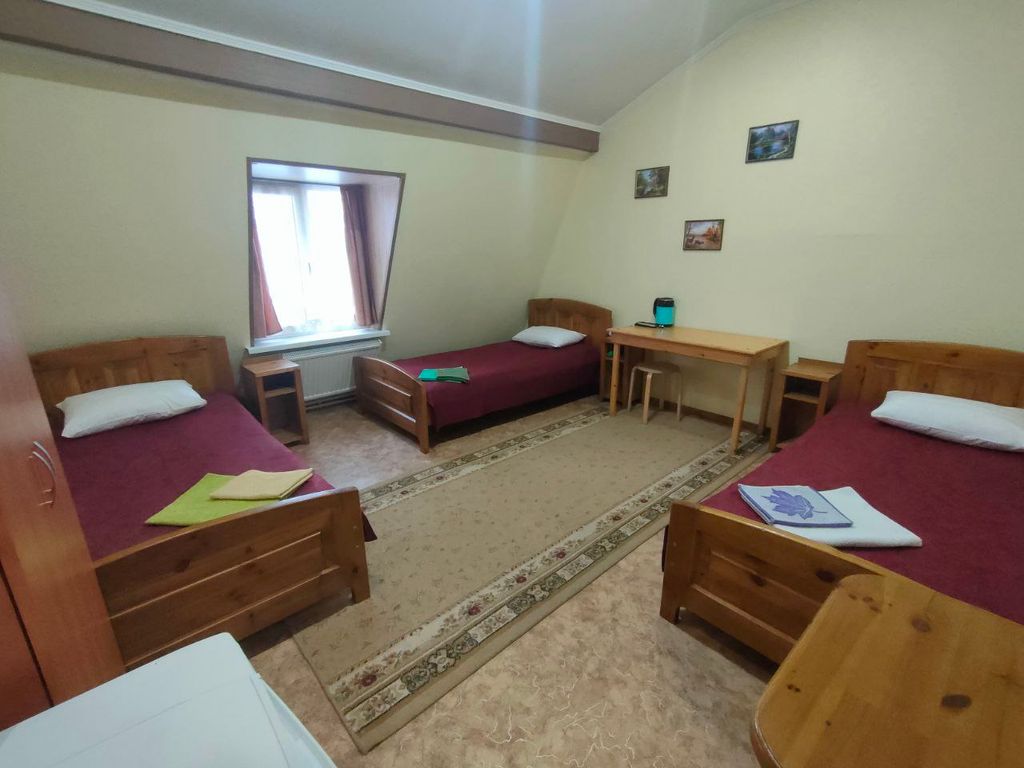 Трёхместный номер Однокомнатный номер Комфорт (ванная комната в номере, вид на внутренний двор)