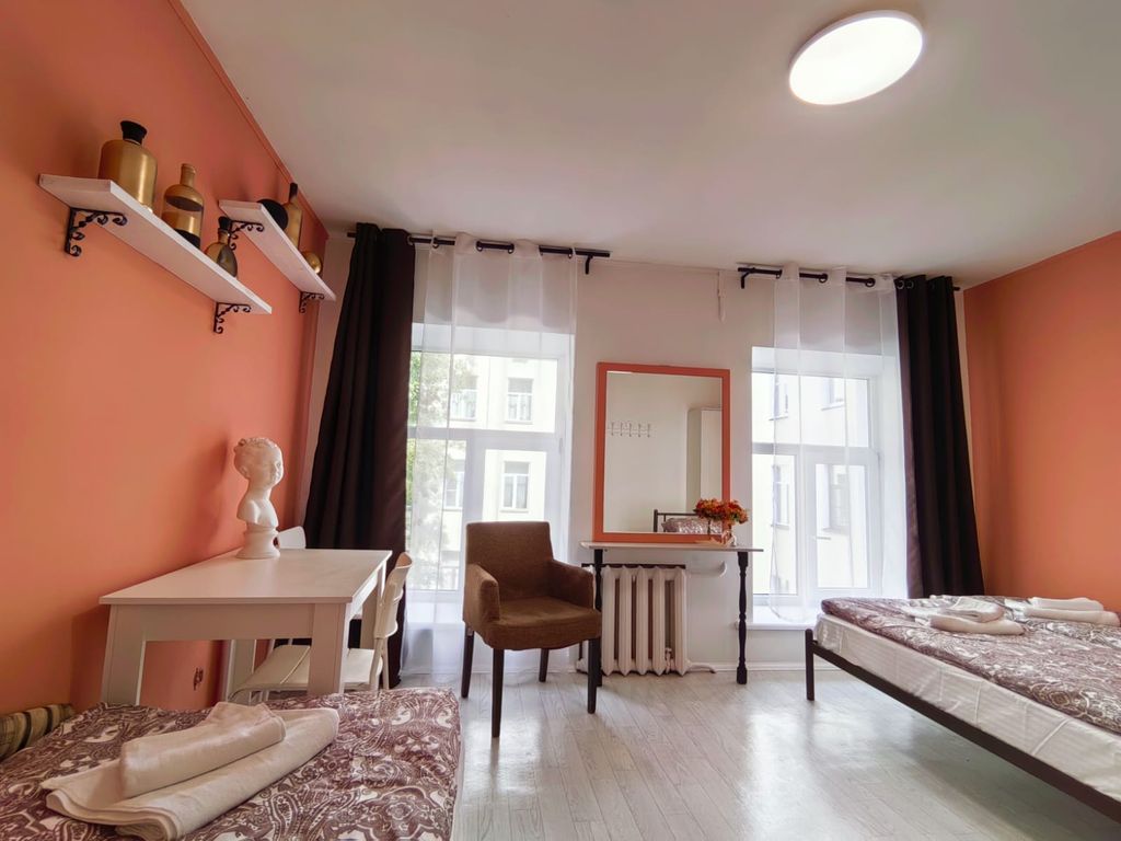 Трёхместный номер Комната "Моря Эрмитажа" Бесконтактный заезд, хранение багажа. До метро и Невского 300 метров.