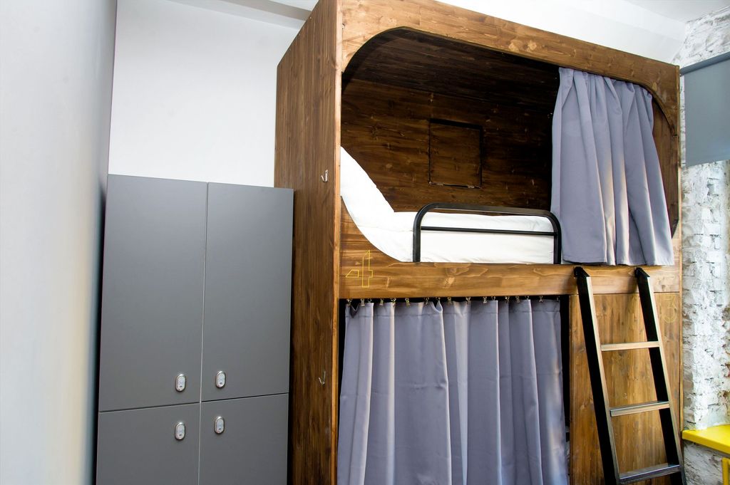 Многоместный смешанный номер квадрат (мужская 4-местная комната)