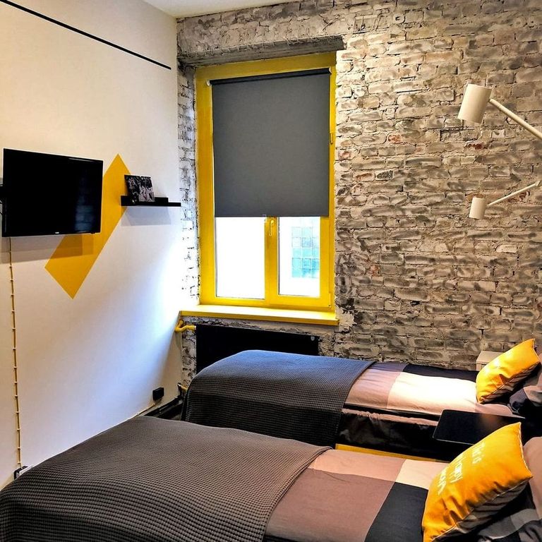 Двухместный номер с 2 отдельными кроватями РОМБ (КОМНАТА С ДВУМЯ ОТДЕЛЬНЫМИ КРОВАТЯМИ С TV И С ОБЩЕЙ ВАННОЙ НА ЭТАЖЕ)