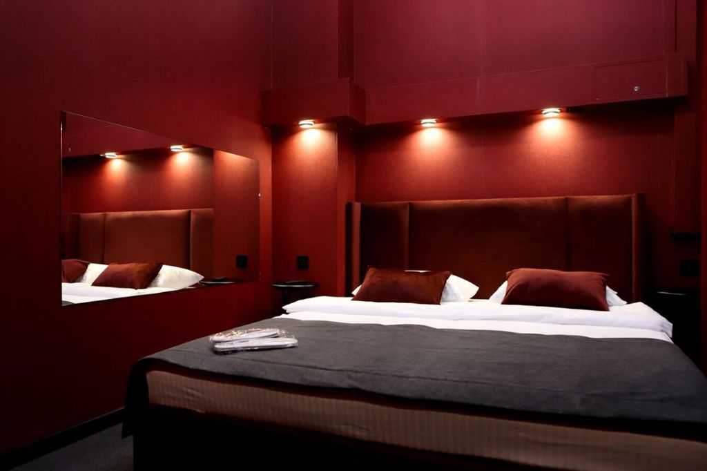 Двухместный номер с 1 кроватью красный