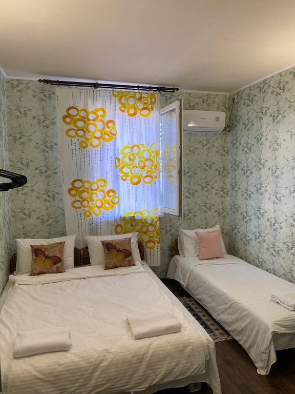 Трёхместный номер комната с туалетом и душем