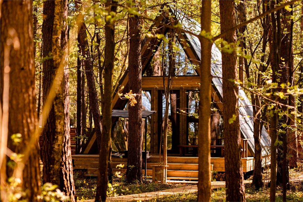 Отдельный дом А-фрейм в сосновом лесу