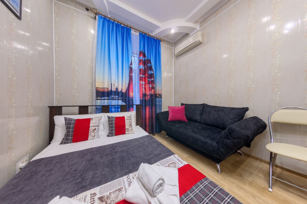 Трёхместный номер Стандарт с двуспальной кроватью и диваном