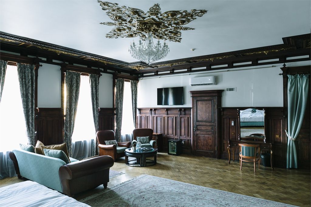 Четырёхместный номер исторический гранд-люкс