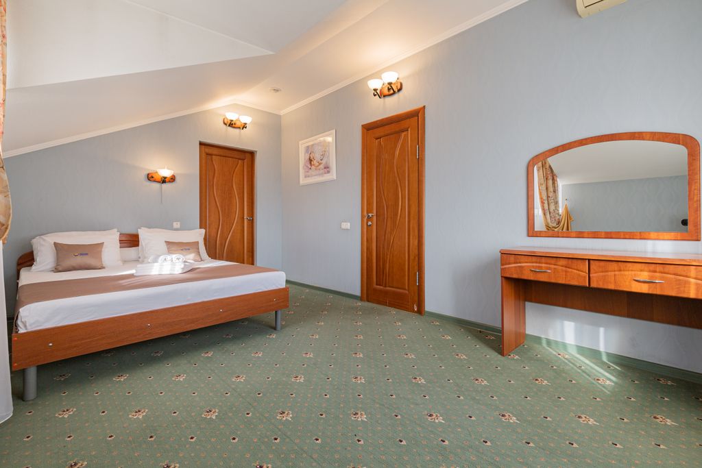 Двухместный номер с 1 кроватью люкс  двухкомнатный