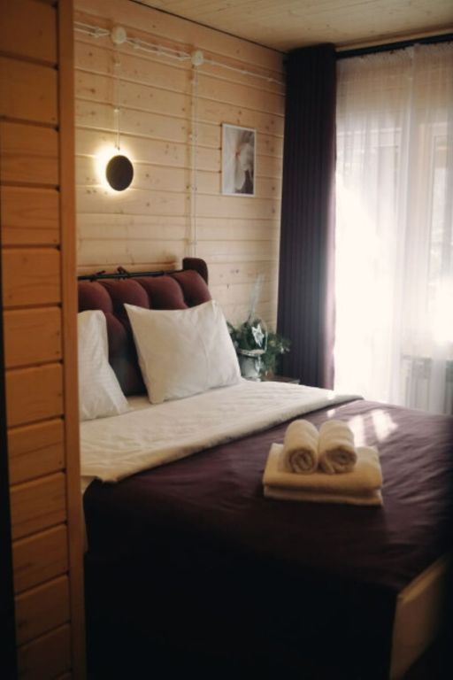 Трёхместный номер с двуспальной кроватью и креслом-кроватью