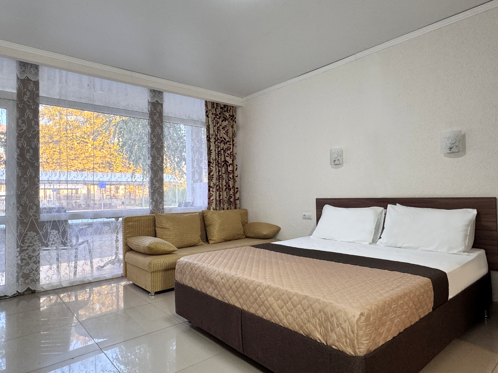 Четырёхместный номер четырёхместный Комфорт с зоной отдыха