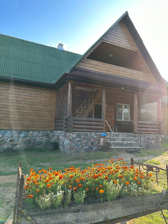 Семейный номер половина первого этажа с камином-вход слева