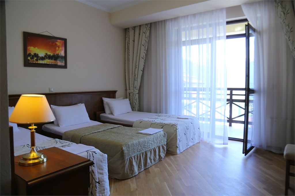 Трёхместный номер стандарт с балконом в пятом корпусе