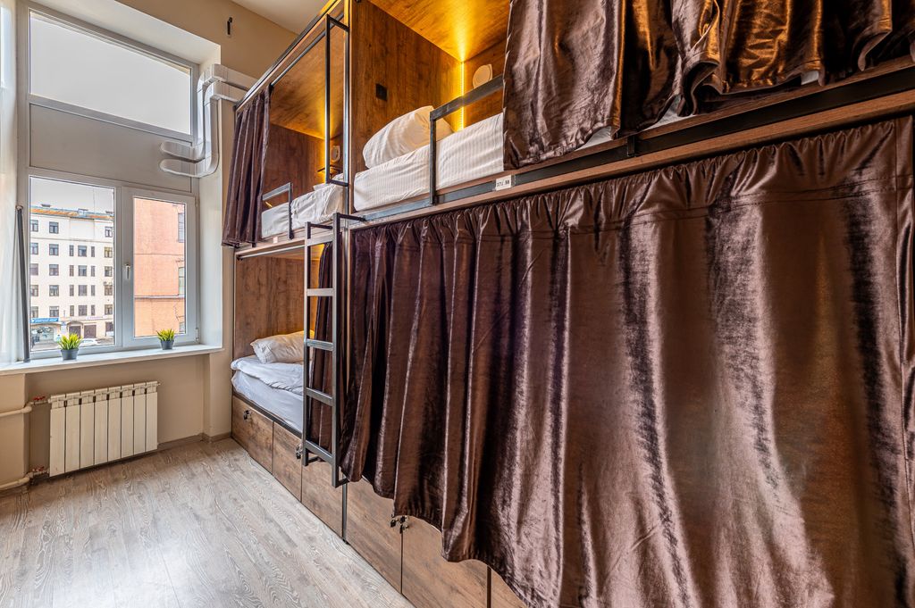 Многоместный смешанный номер капсула в общем номере