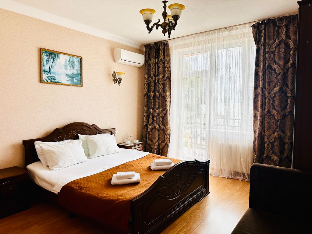 Трёхместный номер Уютные номера с БАЛКОНОМ и видом на море/горы на 1 линии в Адлере!