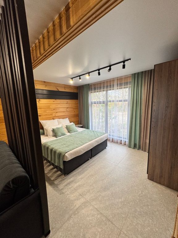 Четырёхместный номер с панорамными окнами и собственной террасой