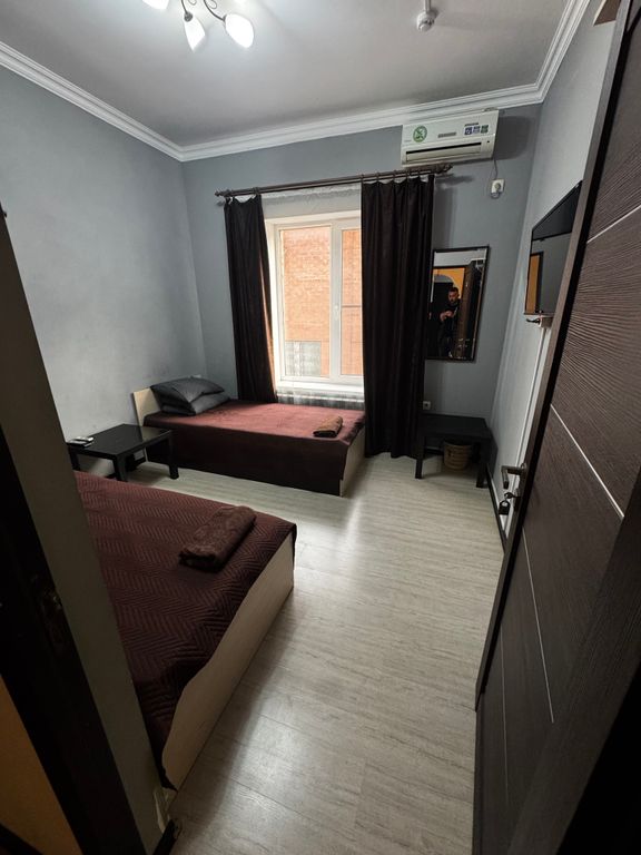 Двухместный номер с 2 отдельными кроватями эконом с общим душем и туалетом