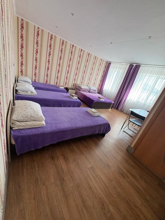 Семейный номер 5-ти местный с двухспальной кроватью и тремя односпальными №5