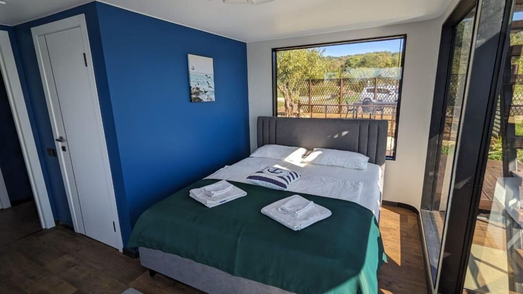 Отдельный дом Хаус-бот на реке для 4 гостей