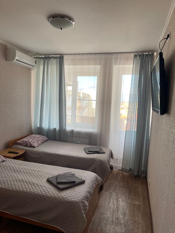 Четырёхместный номер с большой двухспальной кроватью и двумя односпальными кроватями