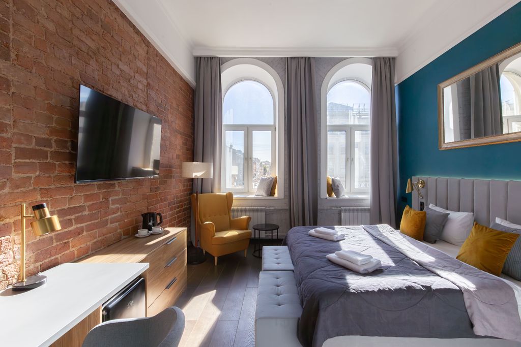 Двухместный номер с 1 кроватью джуниор сьют с видом на Невский проспект