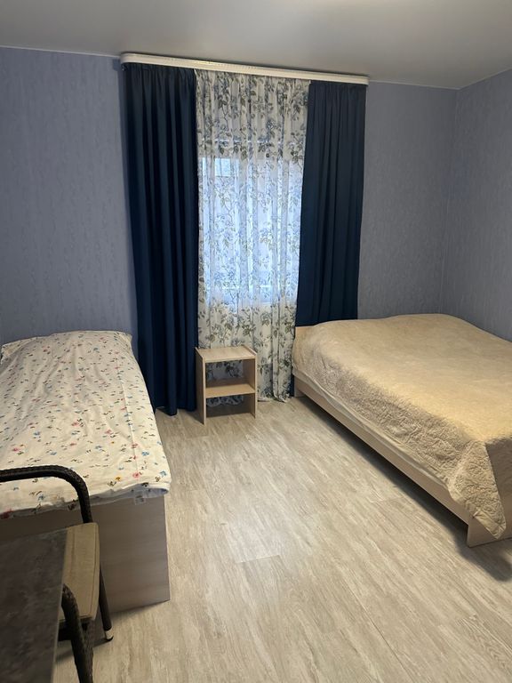 Трёхместный номер с двуспальной и односпальной кроватью