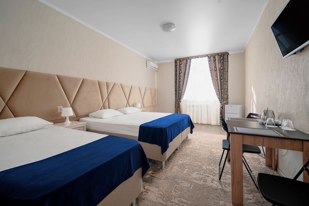 Трёхместный номер стандарт с видом на улицу