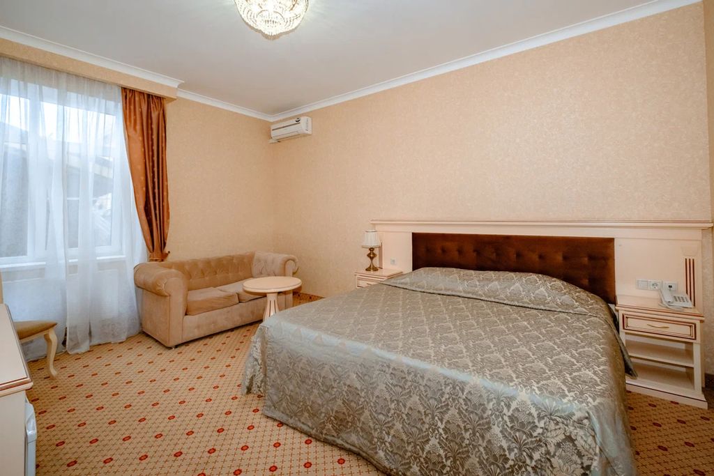 Четырёхместный номер бизнес с балконом