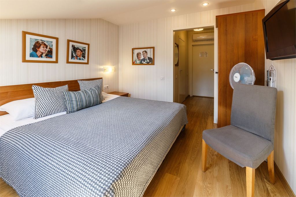 Двухместный номер с 1 кроватью или двумя односпальными Люкс, мансарда 4 этаж