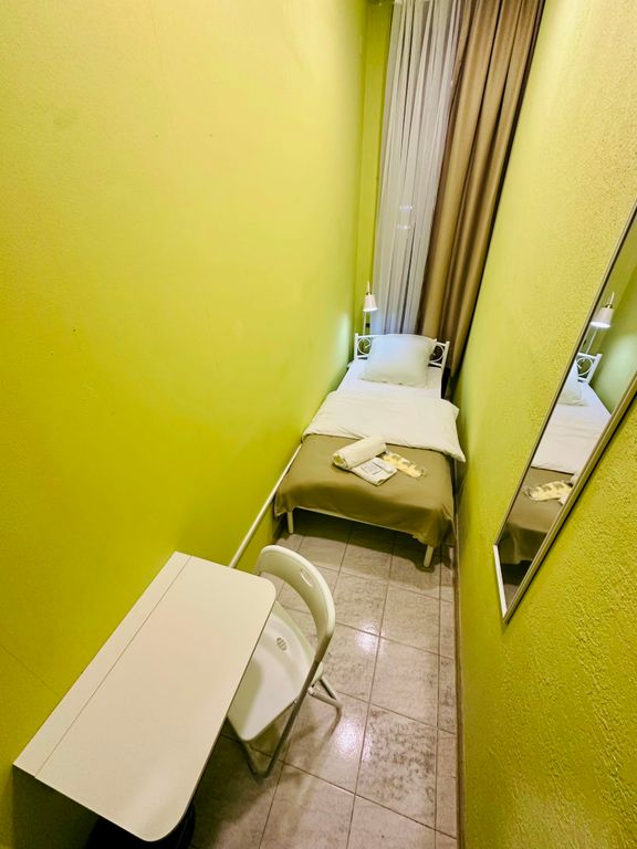 Одноместный номер с окном. Удобства на этаже