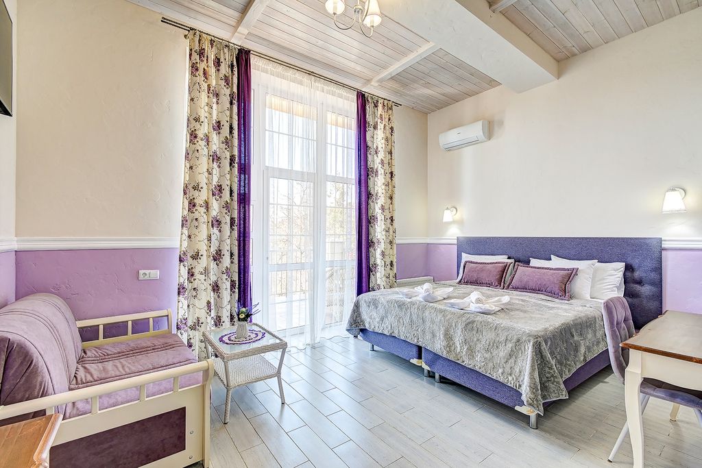 Двухместный номер с 1 кроватью Супериор с видом во двор и частичным видом на море