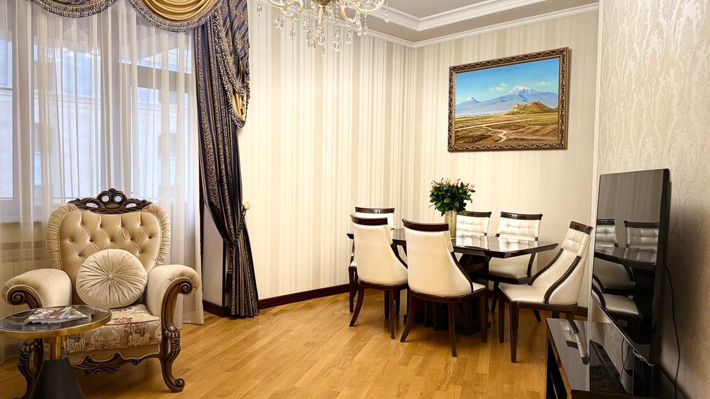 Семейный номер шикарные апартаменты с 2 спальнями и балконом рядом с площадью