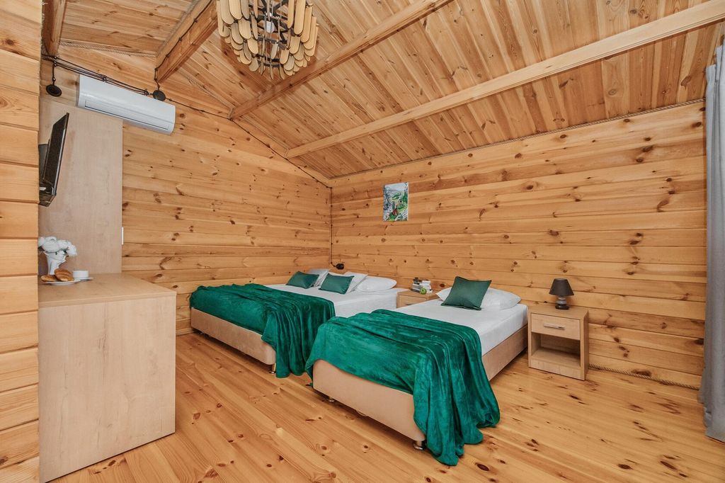 Трёхместный номер коттеджный домик