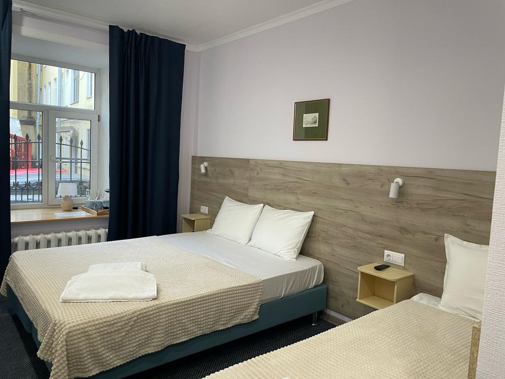 Трёхместный номер с собственной ванной комнатой