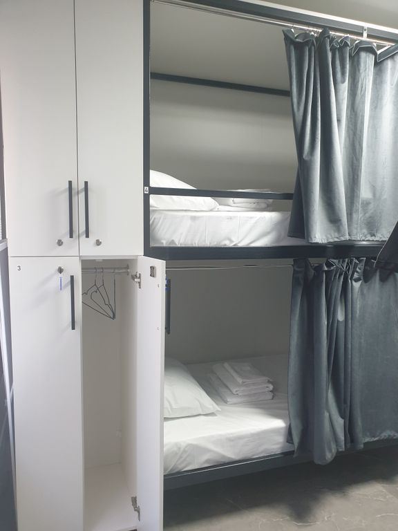 Многоместный мужской номер На 8 человек с туалетом и душем в номере