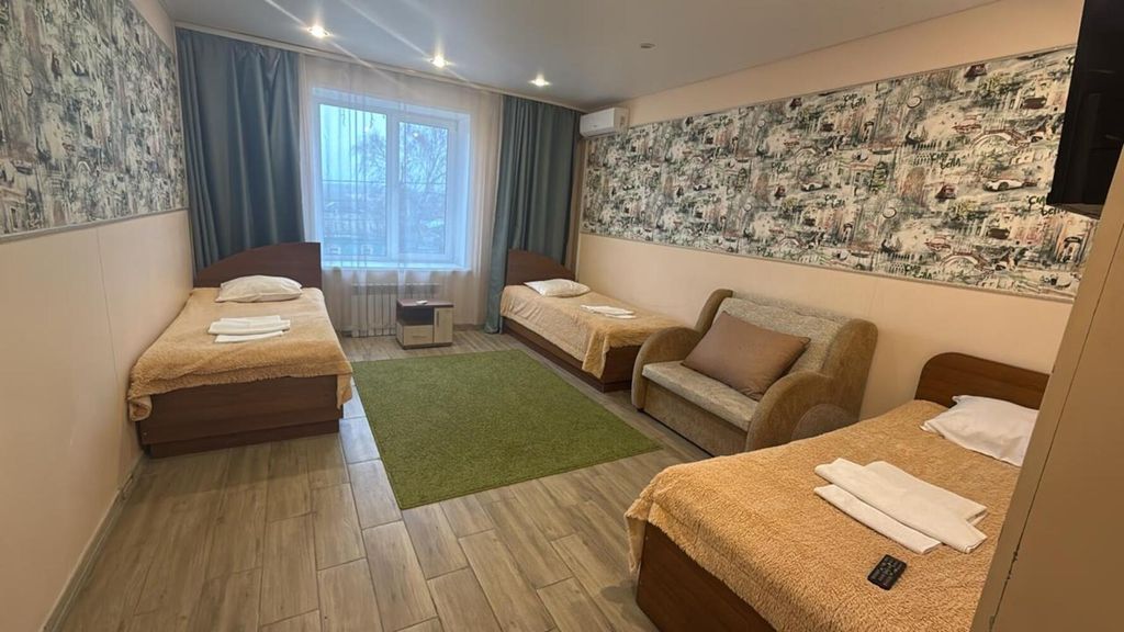 Трёхместный номер полулюкс № 6