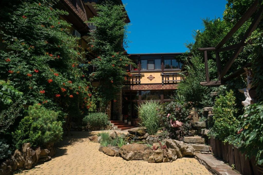 Трёхместный номер стандарт с балконом