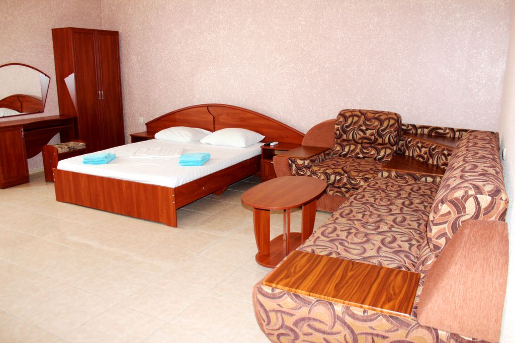 Четырёхместный номер Комфорт с Балконом