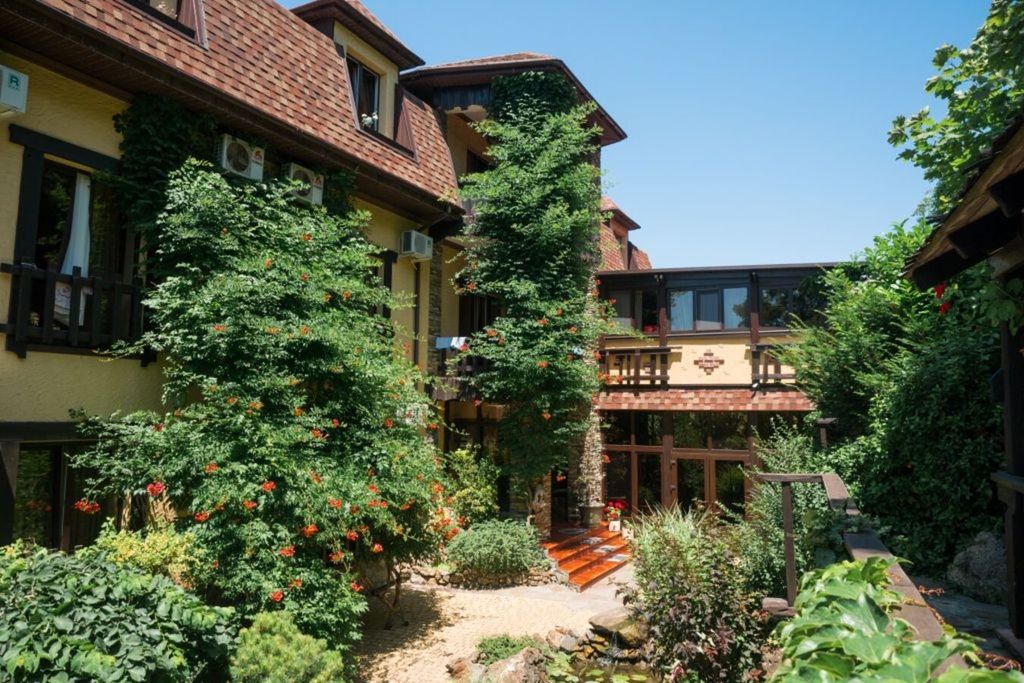 Четырёхместный номер с 2 раздельными кроватями