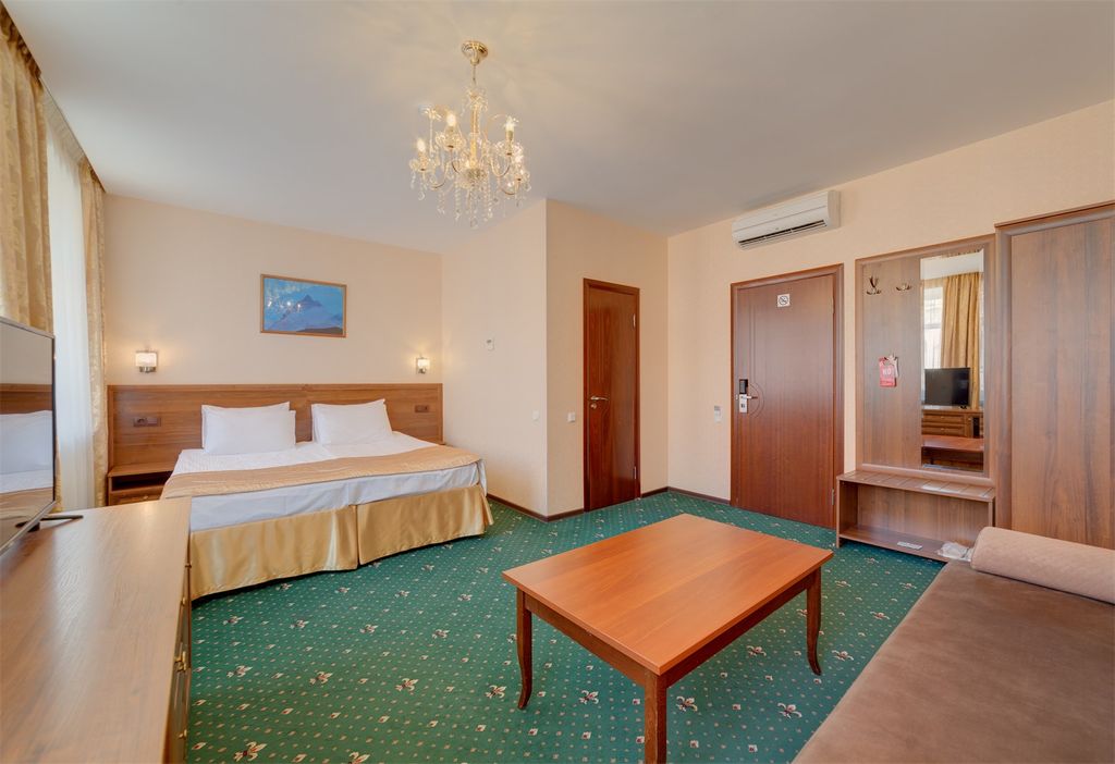 Двухместный номер с 1 кроватью улучшенный с видом на Маяковского