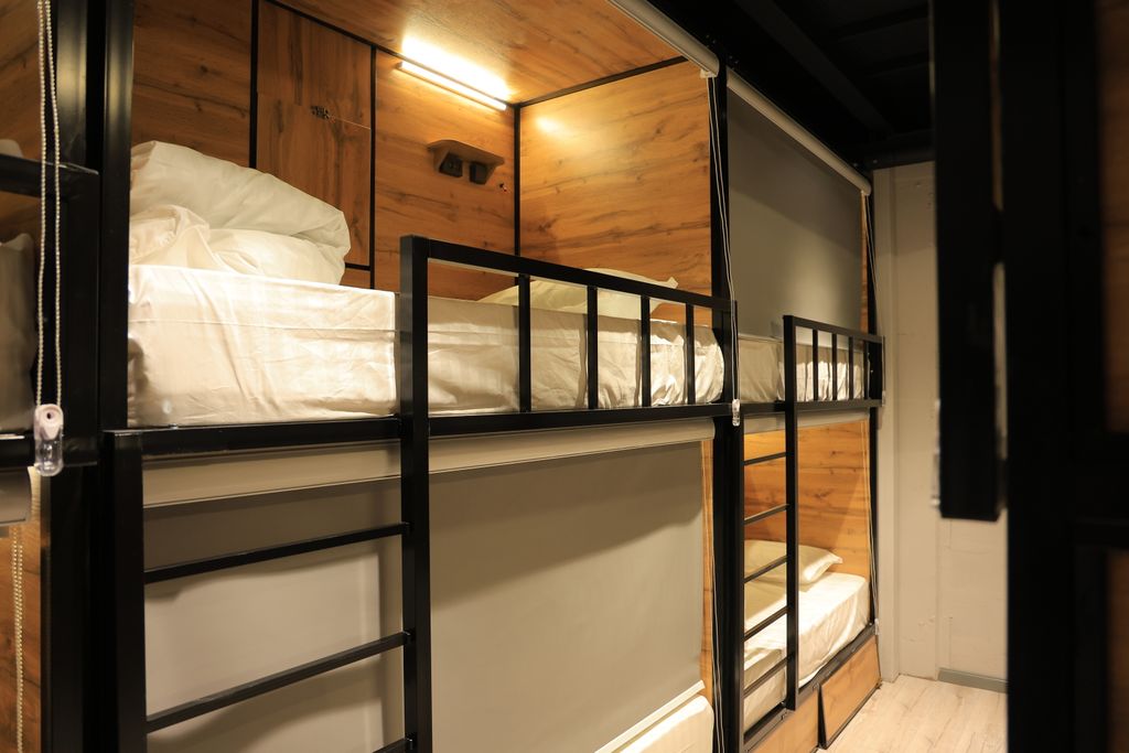 Многоместный женский номер эконом (душ/туалет общий)