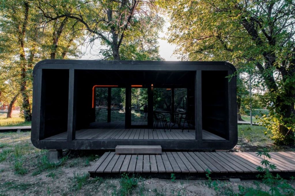 Дом Дом "Панорама Мини" с окном в размер стены и барной стойкой в кухонной зоне