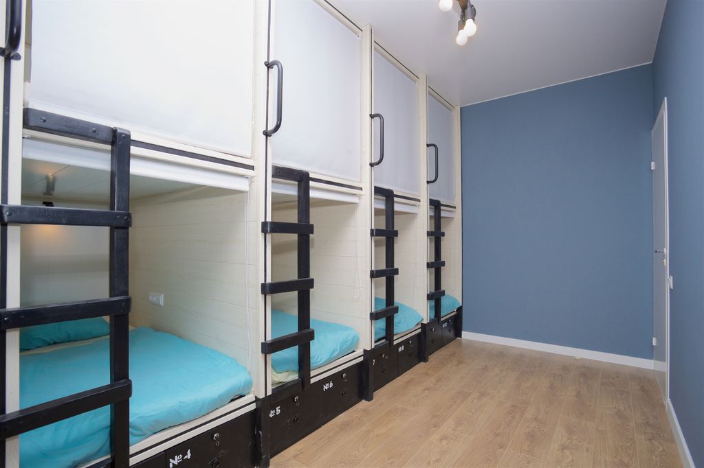 Многоместный смешанный номер капсула в 10-ти местном номере