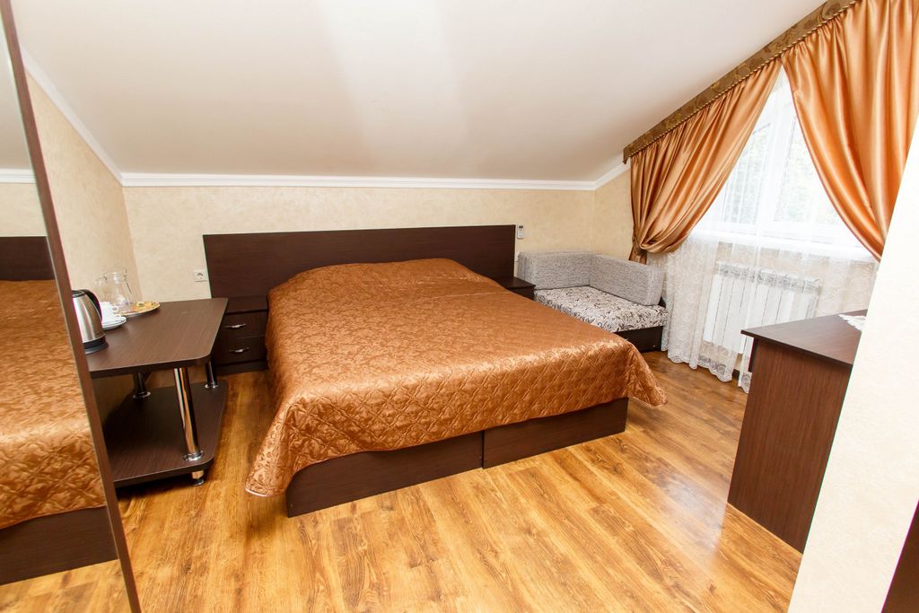 Трёхместный номер с двуспальной кроватью