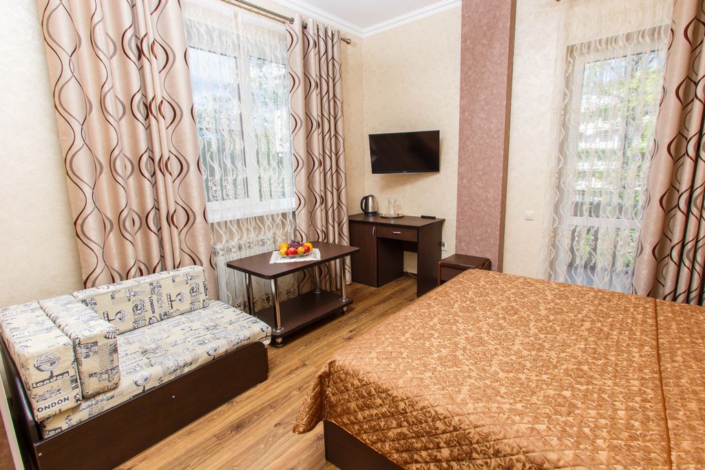 Трёхместный номер комфорт с двухспальной кроватью и балконом