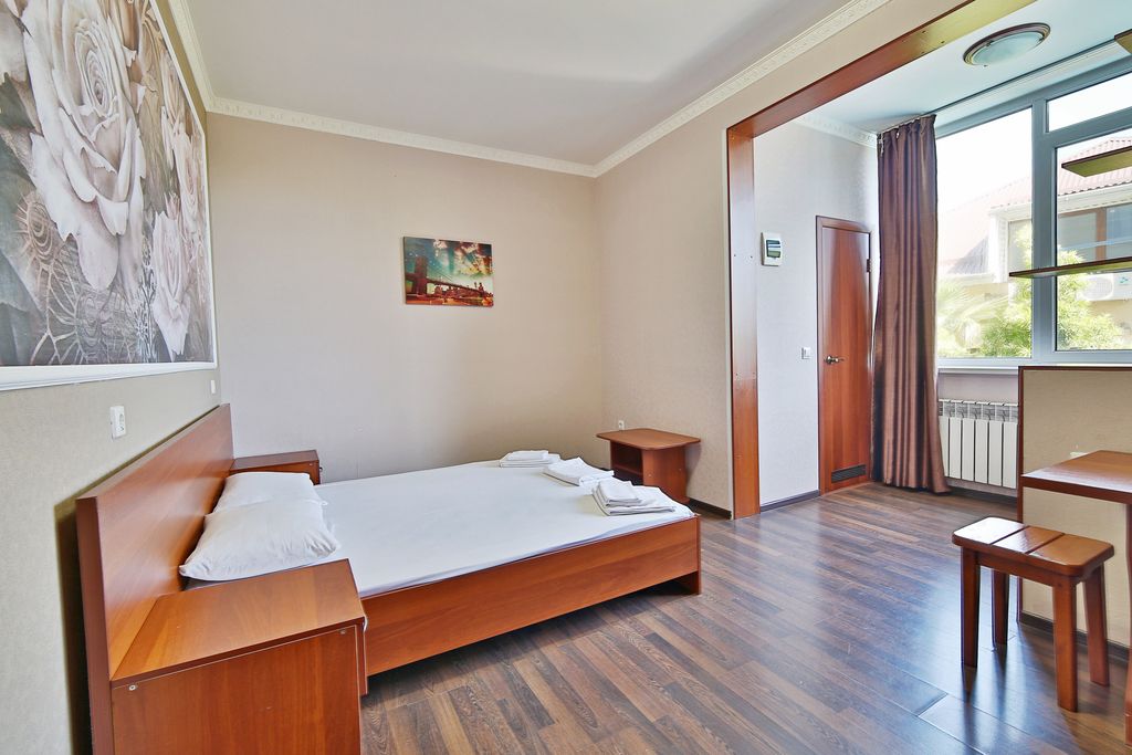 Трёхместный номер Трехместный номер с видом на море и дендрарий